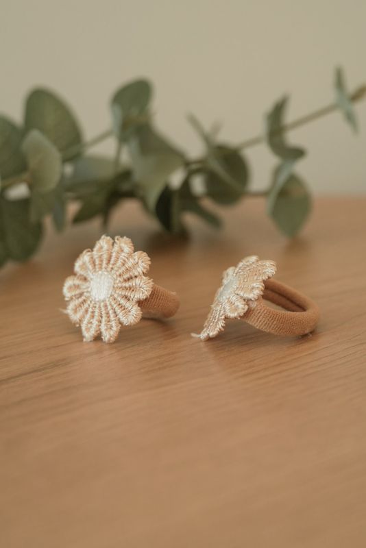 Hårstrikk 2 pk blomst beige/hvit